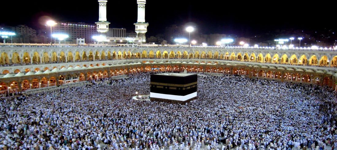 peoples performing umrah