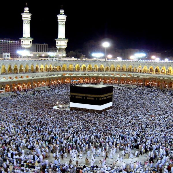 peoples performing umrah