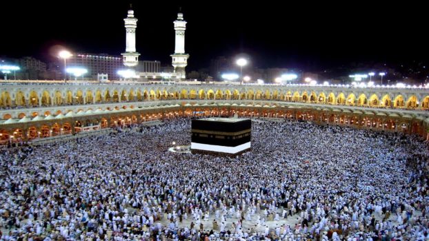 peoples performing umrah