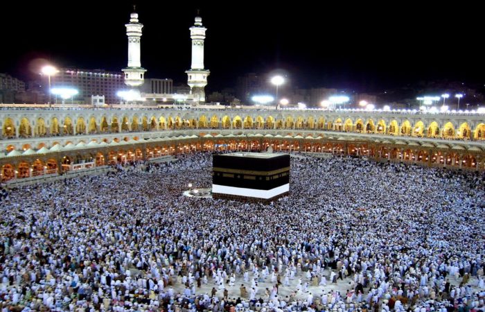 peoples performing umrah