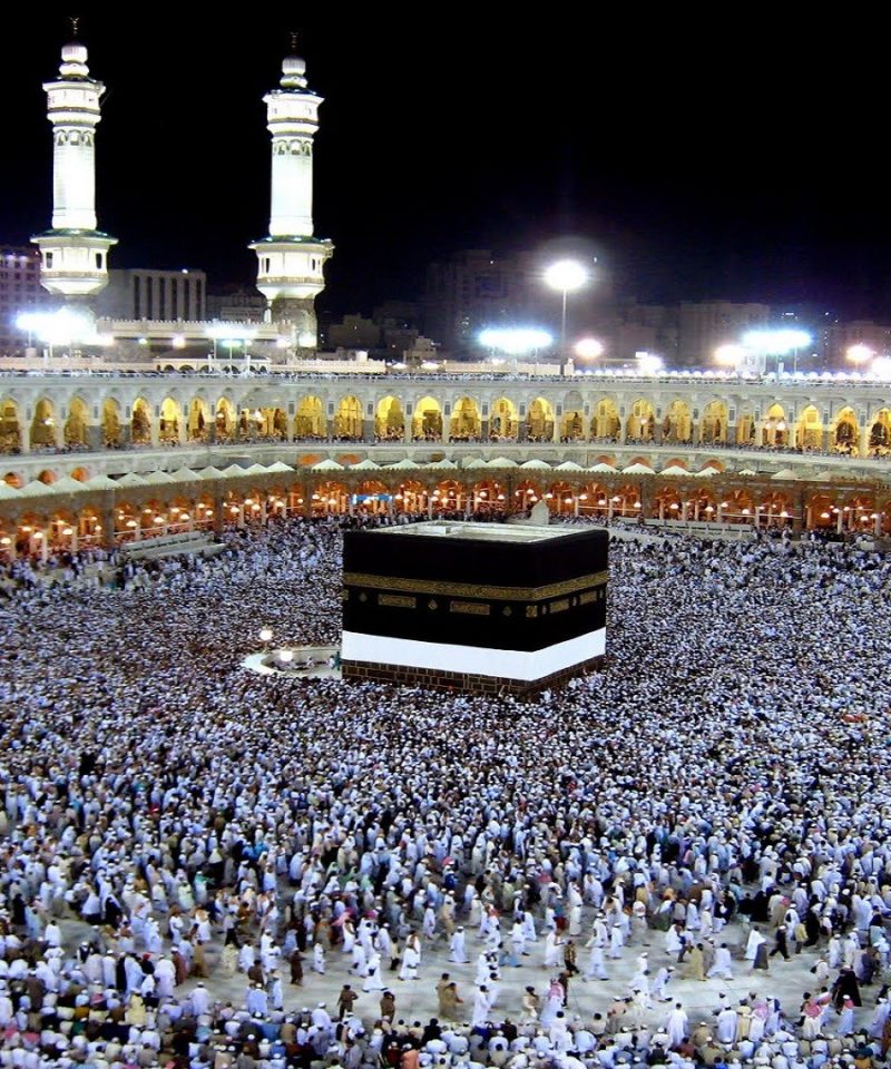 peoples performing umrah